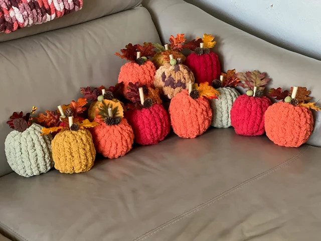 knit acorns decor